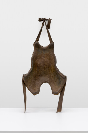 Joseph Beuys - Rückenstütze eines feingliederigen Menschen (Hasentypus) aus dem 20. Jahrhundert p. Chr. (Backrest for a Fine-Limbed Person (Hare-Type) of the 20th Century A.D.), 1972, iron casting